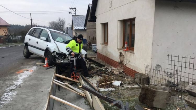 Právě teď: Opilý řidič zdemoloval plot a svůj vůz zastavil až o dům