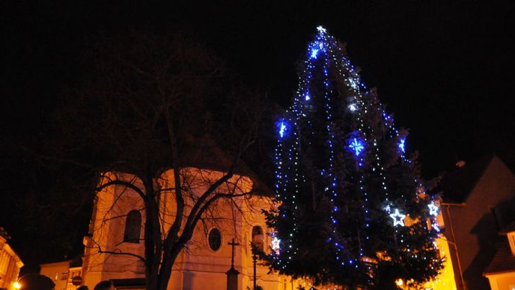 Při rozsvícení vánočního stromu v Rožmitálu pod Třemšínem lidé zaplnili celé náměstí