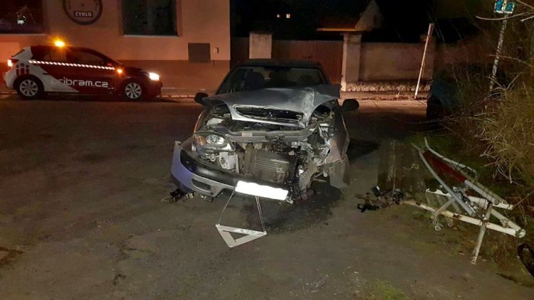 Citroën skončil svou jízdu ve zdi domu