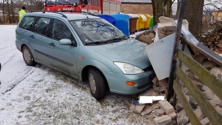 Právě teď: Řidička "zaparkovala" o elektrorozvaděč