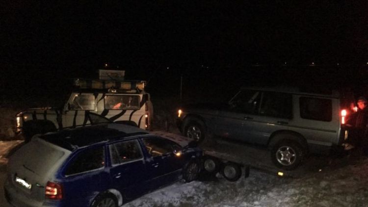Aktuálně: U Rosovic potrápila řidiče dvou vozidel zasněžená komunikace
