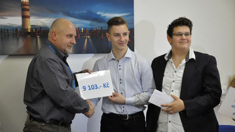 Žáci ZŠ Jiráskovy sady předali řediteli Oblastní nemocnice Příbram výtěžek z charitativních akcí