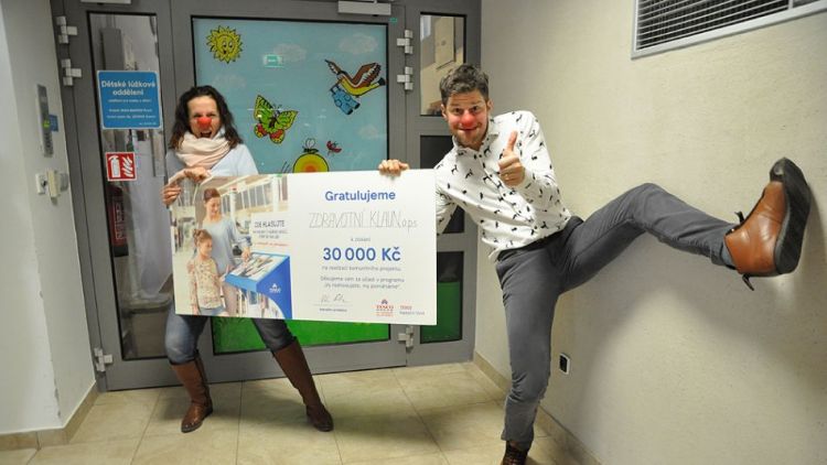 Organizace Zdravotní klauni věnovala 30 tisíc korun dětskému oddělení příbramské nemocnice