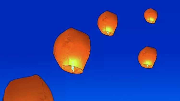 Hasiči důrazně nedoporučují vypouštět hořící balónky štěstí