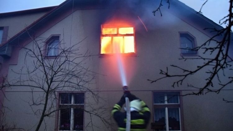 Hasiči zachránili ženu při požáru rodinného domu v Příbrami