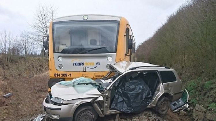 Po střetu osobního auta s vlakem zemřel řidič