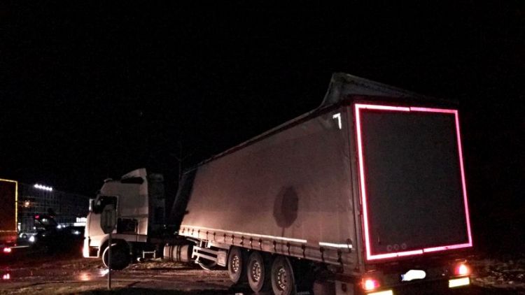 Kamion uvíznul a zablokoval silnici