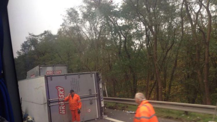Aktualizováno: Silnice do Prahy byla uzavřena, havaroval zde kamion
