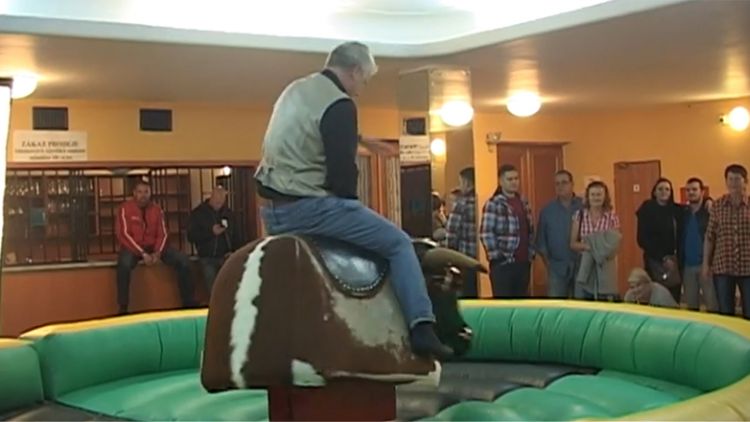 Velkým lákadlem country bálu byl mechanický býk (VIDEO)