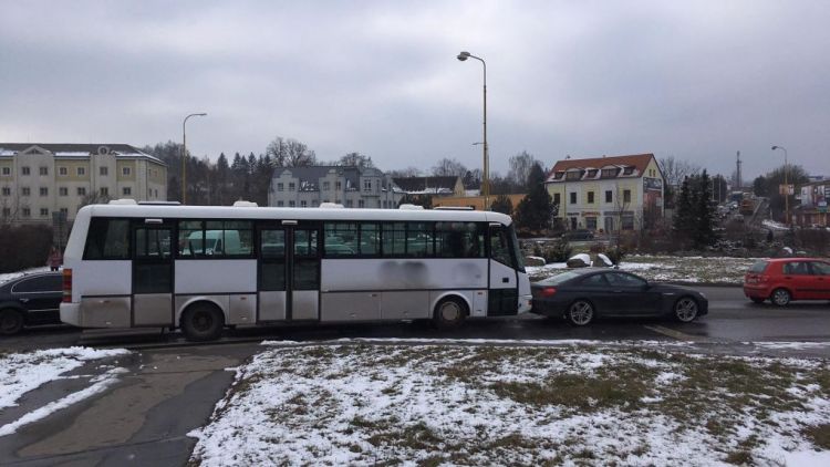 Na kruhovém objezdu se srazil autobus s osobním autem