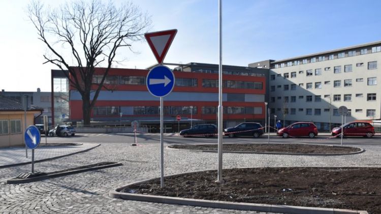 Nové parkoviště u nemocnice otevírá své brány