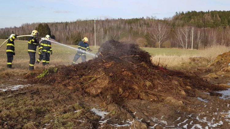 Právě teď: Hasiči likvidují požár hromady odpadu a hnoje