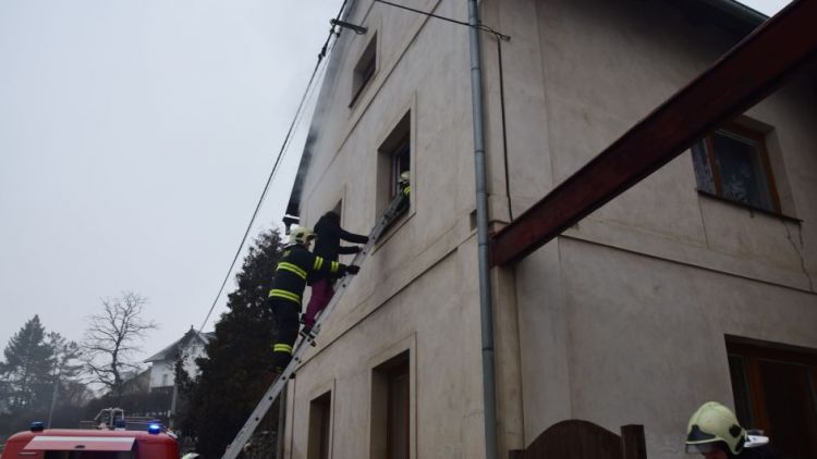 Čtyři osoby byly uvězněny uvnitř rodinného domu při požáru na Dobříšsku