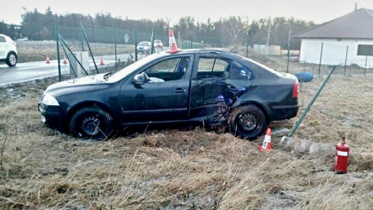 Auto dostalo smyk na namrzlé vozovce a bočně narazilo do stromu, řidič se zranil