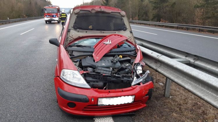 Právě teď: Řidičce se na dálnici udělalo nevolno a zastavila Citroën o středová svodidla