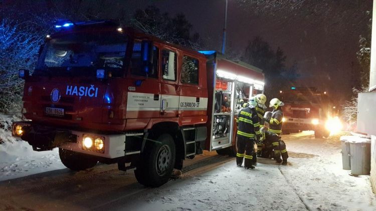 Aktuálně: Čtyři jednotky hasičů likvidují požár budovy v Příbrami