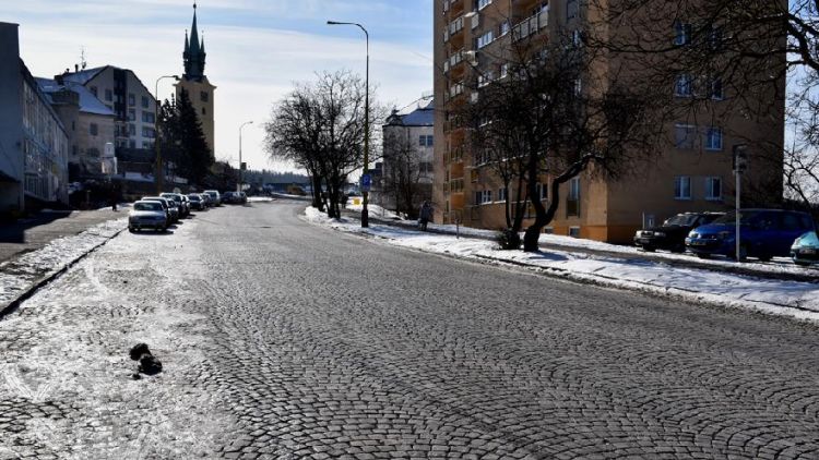V Plzeňské ulici proběhne výměna dlažebních kostek za asfalt
