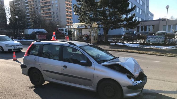 AKTUÁLNĚ: Nehoda dvou osobních automobilů ve Školní ulici v Příbrami