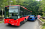 Po střetu autobusu a osobního vozu skončil jeden s pasažérů v nemocnici