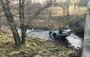 Po nehodě skončilo auto na střeše v potoce