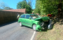 Za Hluboši skončilo auto na boku, silnice je uzavřena