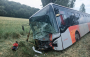 Po čelním střetu s osobním autem skončil autobus u Jinců v příkopu, na místo letěl i vrtulník