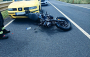Na silnici II/604 u Milína se řetězově srazila dvě auta s motorkou, zranila se spolujezdkyně