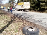 Na objízdné trase upadla nákladnímu vozu kola