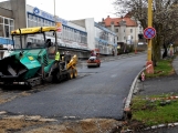 Plzeňská ulice dostává již nový asfaltový koberec