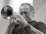 Jazzový trumpetista Laco Deczi míří do Příbrami