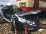 Právě teď: Střet vlaku s osobním vozem si vyžádal lidský život