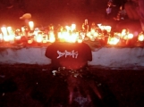 Desítky mihotavých plamínků svíček připomínají místo noční tragedie