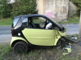 Právě teď: Miniauto Smart skončilo v betonovém pilíři, řidička je na cestě do nemocnice