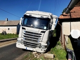 Hlavní tah  z Příbrami na Plzeň komplikuje nákladní automobil, který zde uvízl