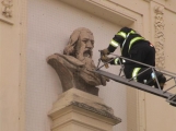 Roj včel se včera usadil přímo na budově školy, zasahovali hasiči