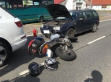 Aktuálně: Nehoda dvou vozů s motorkářem povolala veškeré složky IZS
