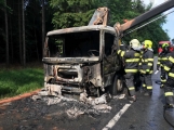 Aktuálně: Hlavní tah na Plzeň uzavřel hořící nákladní vůz, tvoří se dlouhé kolony