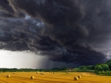 Přichází upozornění meteorologů před velmi silnými bouřkami, ve varování jsou zmíněny i Brdy