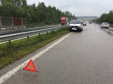 Pozor na dálnici D4 u Dobříše ve směru na Příbram, v levém pruhu stojí havarované vozidlo