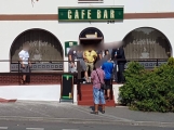 Café bar se stal na prvního máje místem tragédie, dnes byl pachatel znovu na místě činu