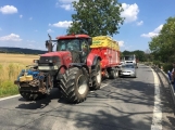Aktuálně: Po střetu auta s traktorem doprava v místě nehody kolabuje
