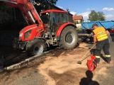 Aktuálně: Masivní únik nafty po dopravní nehodě traktoru likvidují hasiči v Březnici
