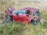Aktuálně: Vážná nehoda u Dubence! Řidička vylétla mimo komunikaci, kde sešrotovala Citroën