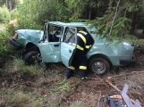 Aktuálně: Řidič škodovky vylétl v lesním úseku mimo komunikaci a svůj vůz zastavil o strom