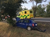 Aktuálně: U Višňové narazilo auto do stromu, řidič je v péči záchranářů