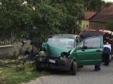 Auto skončilo ve vratech rodinného domu, na místě jsou zraněné osoby