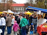 Dvořákovo nábřeží se opět proměnilo v tržiště