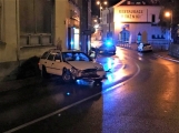 AKTUÁLNĚ: Auto v centru Příbrami narazilo do zdi