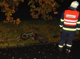 Zraněného motocyklistu s batohem konopí nalezla posádka projíždějícího auta