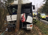 Aktuálně: Na Příbramsku narazil autobus do stromu, na místě je větší počet zraněných
